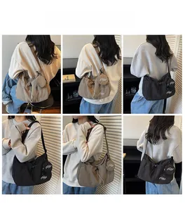 Dettaglio della borsa a tracolla in nylon kaki e nero con mini pochette e tracolla regolabile