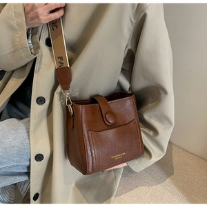 Sac seau en similicuir marron avec bandoulière jacquard et détail de poche avant