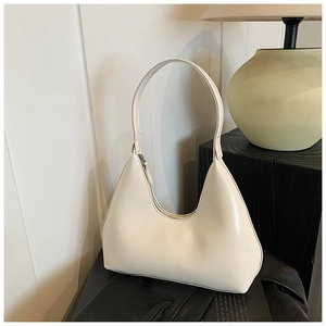 Vue détaillée du sac hobo crème minimaliste avec gravure discrète du logo de mode