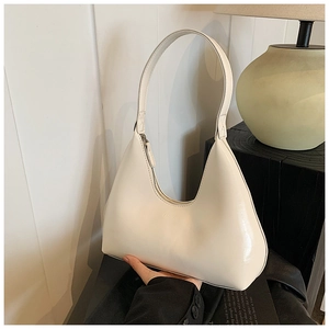 Détail du sac hobo crème aux lignes épurées et marquage discret fashion sur le devant