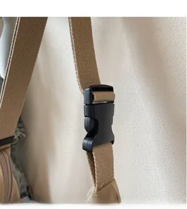 Dettaglio della tracolla regolabile in nylon kaki con fibbia in plastica nera resistente