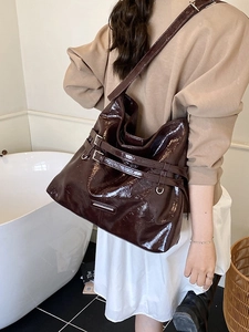 Grande borsa a secchiello in pelle verniciata marrone scuro con fibbie laterali in metallo