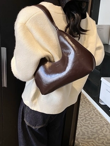 Sac à bandoulière marron foncé brillant en similicuir verni avec forme de demi-lune