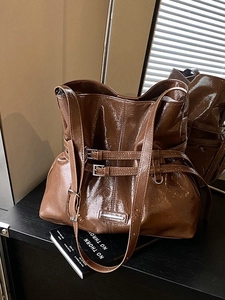 Borsa tote in pelle cerata marrone con fibbie argentate per la moda autunnale