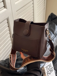 Sac Seau Femme en Cuir PU Vintage Mode Décontracté Sac Bandoulière Avec Large Sangle Imprimée Lettres Fermoir Magnétique