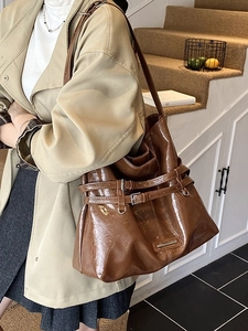 Borsa hobo marrone capiente in ecopelle con cinghie a fibbia regolabili e finitura lucida