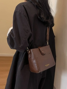 Sac seau femme en cuir marron foncé avec bandoulière lettrée élégante et tendance