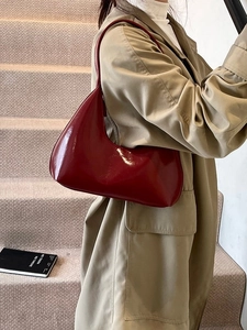 Sac hobo rouge brillant pour femme avec une forme de demi-lune rétro et minimaliste