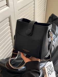 Sac seau noir classique avec bandoulière jacquard et logo doré gravé