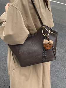 Dunkelbraune Einkaufstasche mit Teddy-Anhänger und strukturierter Lederoptik für Damen