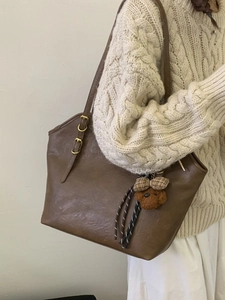 Braune Retro-Tragetasche aus Leder mit verstellbaren Trägern und süßem Teddybär-Anhänger