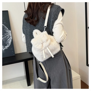Detailopname van een witte faux fur mini rugzak met schattige oortjes en trekkoordsluiting
