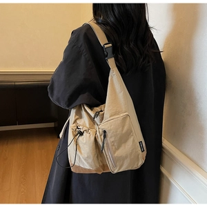 Dettaglio della borsa a tracolla in tela kaki con tracolla regolabile e multi-tasche
