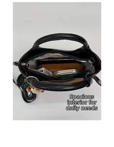 Vue de dessus du sac seau en daim noir montrant une grande capacité pour le quotidien