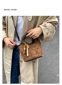 Sac seau en daim marron avec texture matelassée et breloque à pampilles en perles