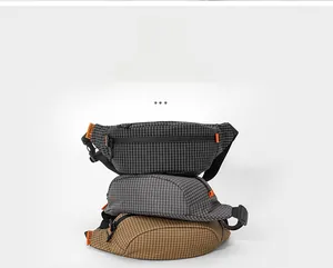 Detailaufnahme von leichtem Ripstop-Gewebe und wasserdichten Zippern an Outdoor-Taschen