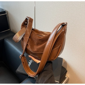 Detailed view of the brown leather saddle bag with Fashion & Bags logo and wide strap
