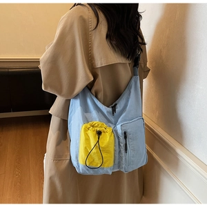 Dettaglio della borsa a tracolla in nylon azzurro con tasche gialle a contrasto