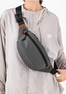 Detailansicht der hellgrauen Ripstop-Brusttasche aus Nylon mit weißem Gittermuster-Design