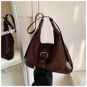 Detailansicht der braunen Hobo-Bag mit verstellbarem Riemen und Vintage-Silberschnalle