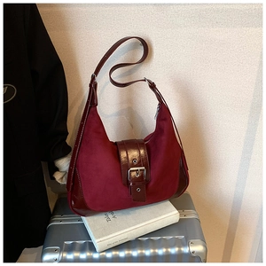 Detailansicht der Vintage-Tragetasche in Burgunderrot mit Wildleder- und Lackleder-Mix