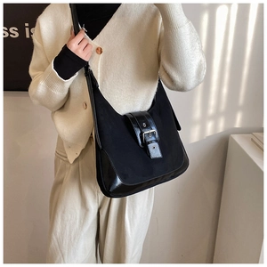 Detailansicht der schwarzen Vintage-Schultertasche mit mattem Wildleder und Lackleder-Nähten