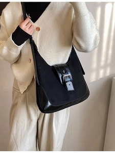 Große schwarze Hobo-Tasche mit mattem Wildleder und silberner Schnalle am Modell