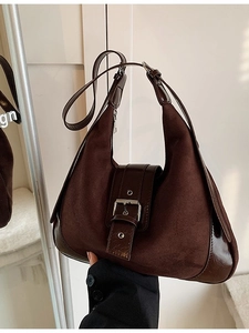 Braune Retro Hobo-Tasche aus Wildleder und Leder mit einer großen silbernen Metallschnalle