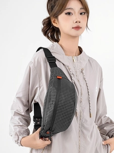 Leichte schwarz-weiß karierte Outdoor-Umhängetasche mit orangem Reißverschluss-Detail
