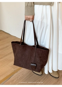 Borsa tote in pelle scamosciata marrone scuro opaco con manici lisci in stanza sobria