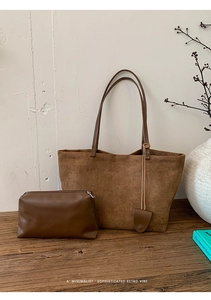 Dettaglio della borsa tote marrone scuro in pelle opaca con piccola pochette coordinata