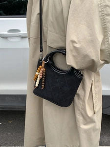 Sac seau matelassé en suédine noire avec perles décoratives et bandoulière pour femme