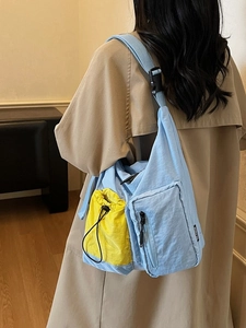 Borsa a tracolla casual in nylon blu a contrasto con fibbia a tracolla regolabile