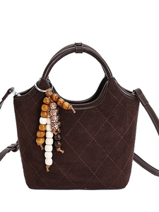 Sac seau en daim marron matelassé avec perles en bois et bandoulière réglable