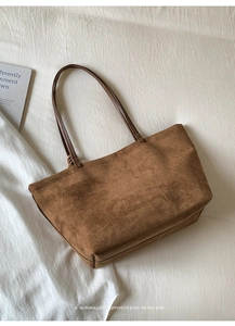 Dettaglio di una borsa tote marrone scamosciata opaca dal design retrò e manici sottili
