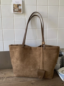 Grande borsa shopper retrò in pelle scamosciata marrone scuro con spalline sottili