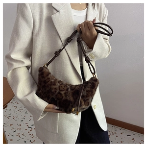 Détail du sac croissant en peluche léopard avec fausse fourrure et bandoulière à nœuds
