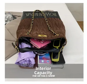 Vista detallada del interior de un bolso shopper de gran capacidad con cadena dorada