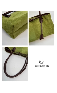 Dettaglio della borsa tote in pelle scamosciata verde con tracolla in pelle marrone