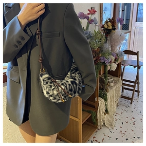 Détail du sac croissant en peluche à motif animal avec bandoulière en cuir