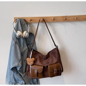 Borsa tote in pelle scamosciata marrone scuro con tasche e ciondolo orsetto di peluche