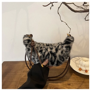 Détail du sac croissant en fausse fourrure léopard avec bandoulière en cuir élégante