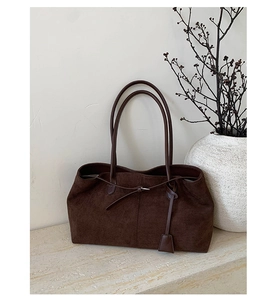 Dettaglio della borsa tote in pelle scamosciata testa di moro con coulisse decorativa