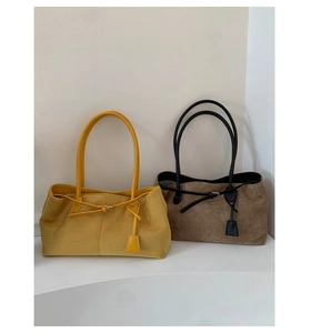 Dettaglio di borse tote vintage in pelle scamosciata gialla e marrone con tracolle