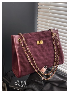 Détail du sac cabas bordeaux en daim avec matelassage losange et chaîne dorée