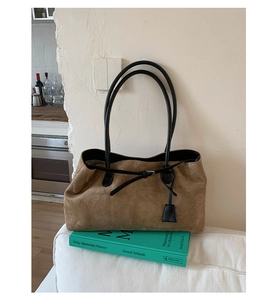 Dettaglio della borsa tote in pelle scamosciata marrone vintage con manici neri
