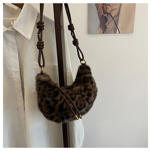 Détail du sac croissant en peluche léopard avec fausse fourrure et bandoulière marron