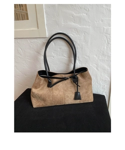 Dettaglio della borsa tote vintage in pelle opaca marrone con cinturini neri e fibbia