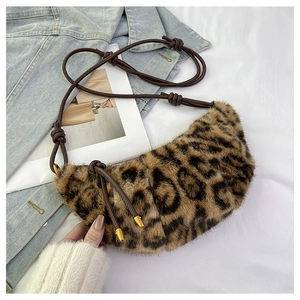 Détail du sac hobo en fausse fourrure léopard avec fine bandoulière et embouts dorés