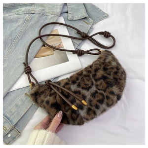 Détail du sac en fausse fourrure léopard avec bandoulière nouée et embouts dorés